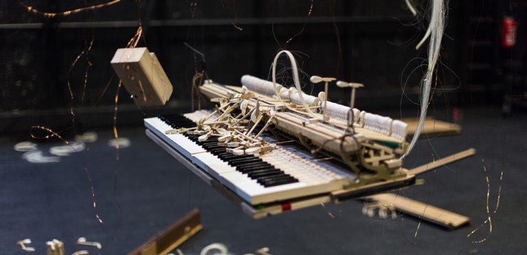 Photo du piano du concert Anatomia de Claudin Simon
