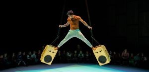 Photo du spectacle jeune public de cirque et théâtre Murmur - Hanne Vandersteene, Mahlu Mertens, Stijn Dickel
