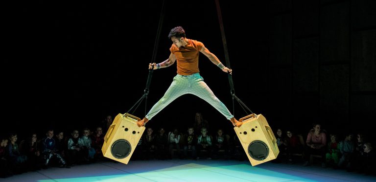 Photo du spectacle jeune public de cirque et théâtre Murmur - Hanne Vandersteene, Mahlu Mertens, Stijn Dickel